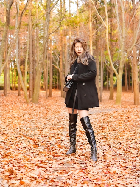 Photo portrait of young woman standing against trees