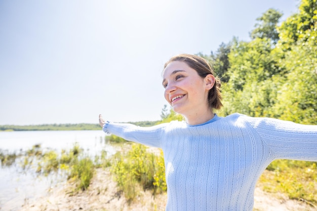 Photo portrait of young woman standing against trees