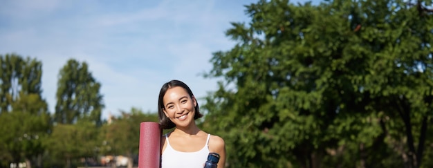 Photo portrait of young woman standing against trees