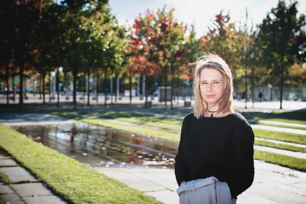 Photo portrait of young woman standing against trees