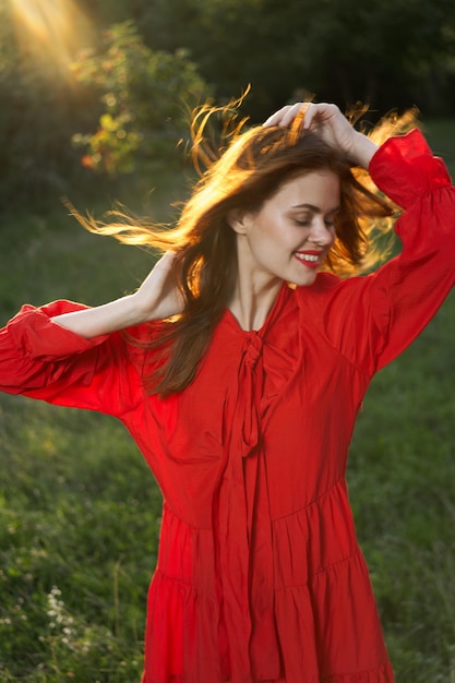 Photo portrait of young woman standing against trees