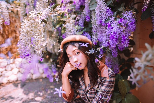 Photo portrait of young woman standing against trees