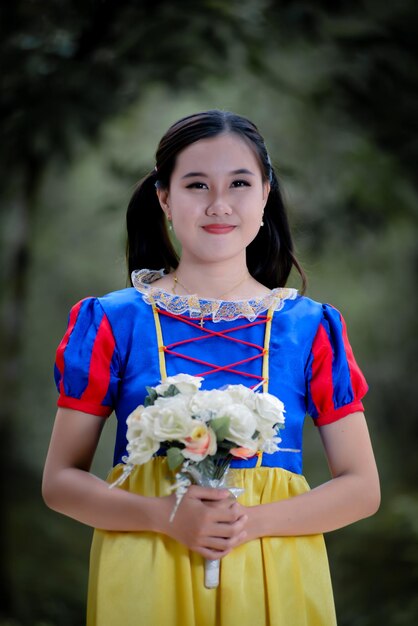 Photo portrait of young woman standing against trees