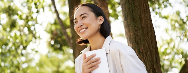 Photo portrait of young woman standing against trees