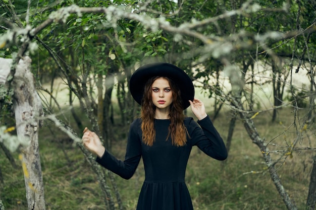 Photo portrait of young woman standing against trees