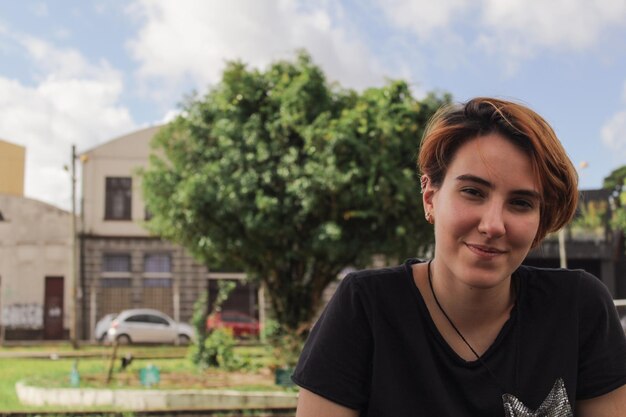 Photo portrait of young woman standing against trees