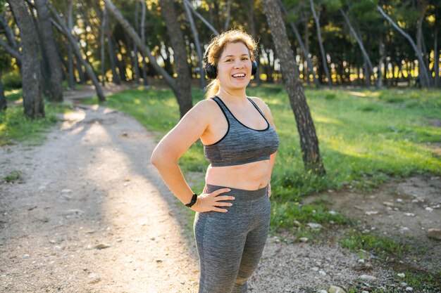 Photo portrait of young woman standing against trees