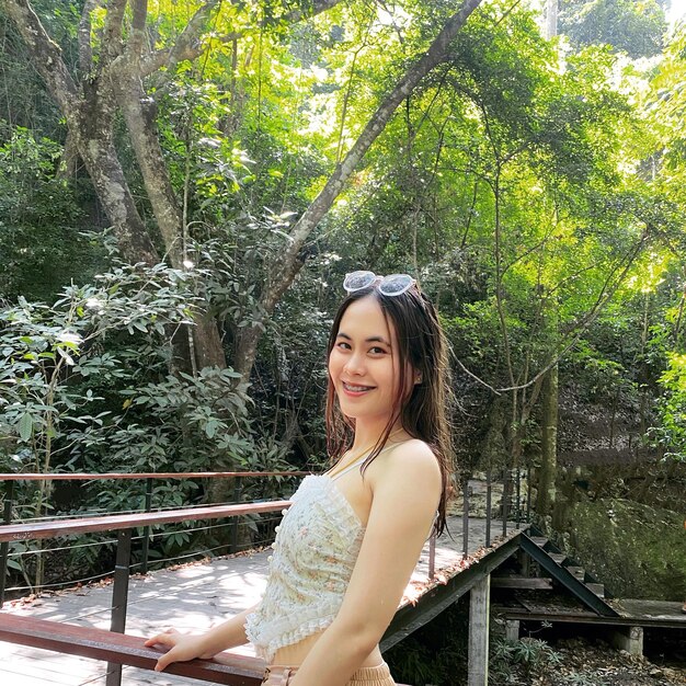 Photo portrait of young woman standing against trees