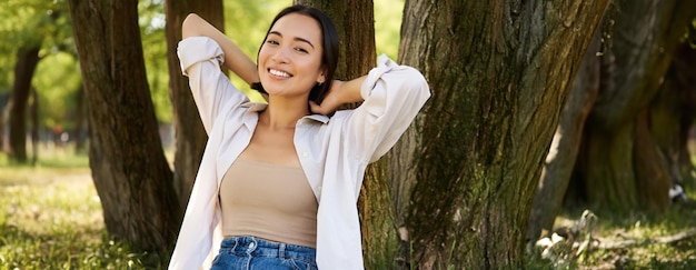 Photo portrait of young woman standing against trees