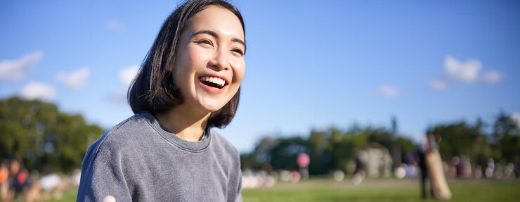 Photo 木に背を向けて立っている若い女性の肖像画