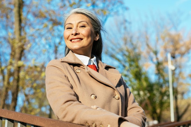 木に寄りかかって立っている若い女性の肖像画