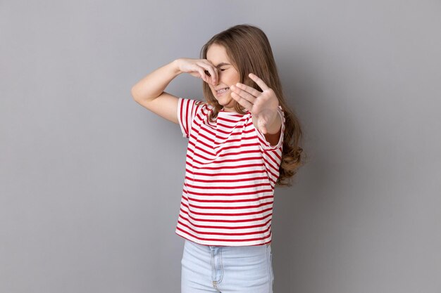 Photo portrait of young woman standing against wall