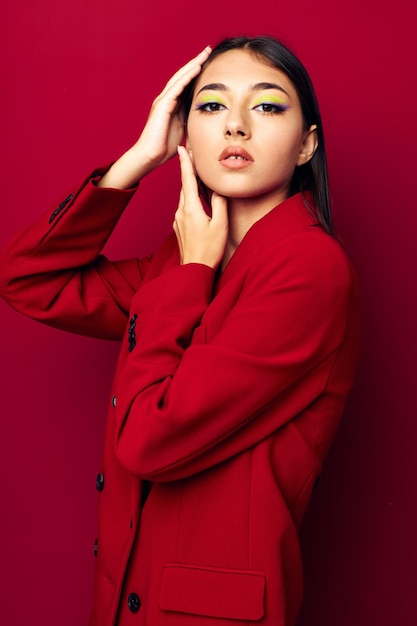 Photo portrait of young woman standing against wall