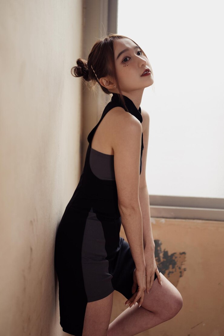 Photo 站在牆上的一位年輕女子的肖像