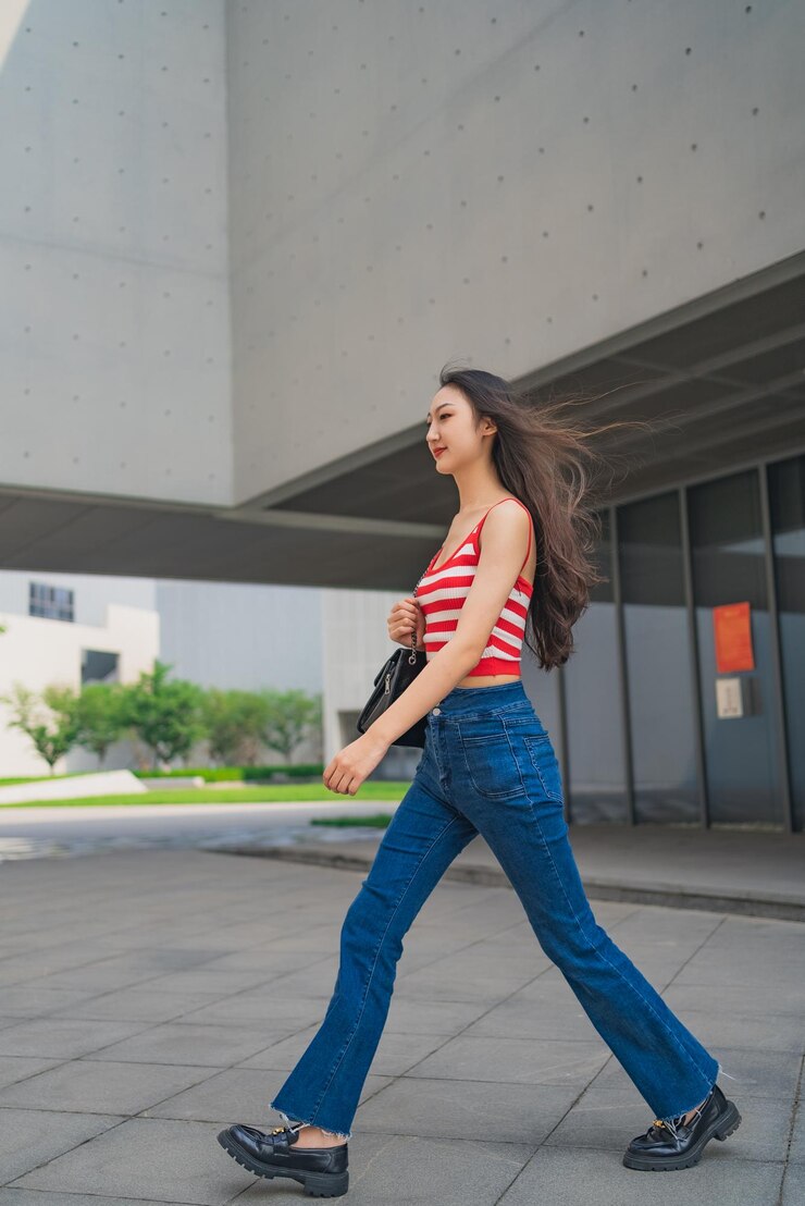 Photo 壁に立っている若い女性の肖像画