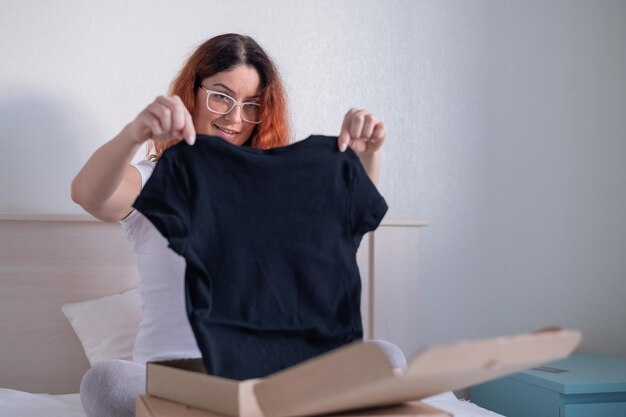 Foto ritratto di una giovane donna appoggiata al muro