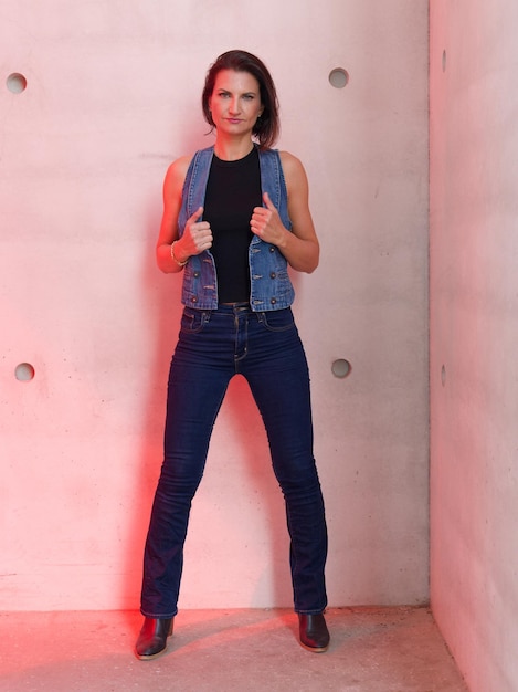 Photo portrait of young woman standing against wall