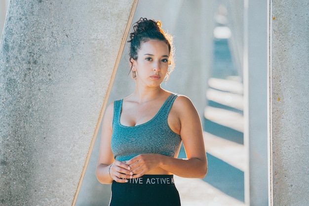 Photo portrait of young woman standing against wall