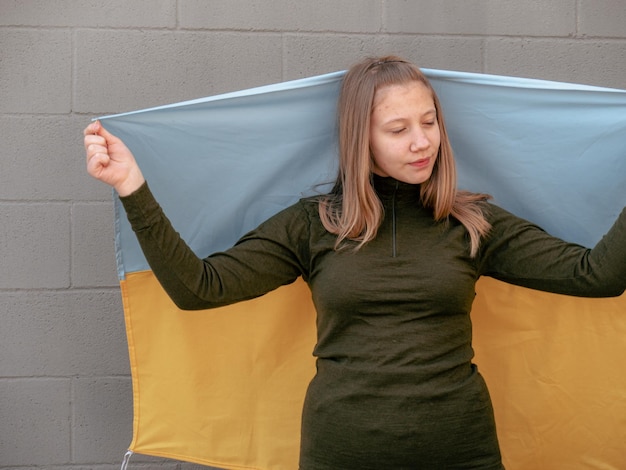 Photo portrait of young woman standing against wall