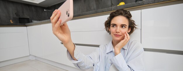 Foto ritratto di una giovane donna appoggiata al muro