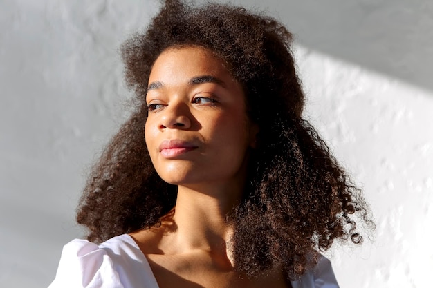 Photo portrait of young woman standing against wall