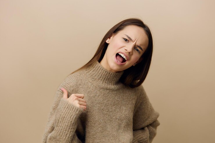 Photo 站在牆上的一位年輕女子的肖像