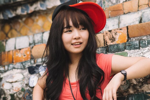 Photo portrait of young woman standing against wall