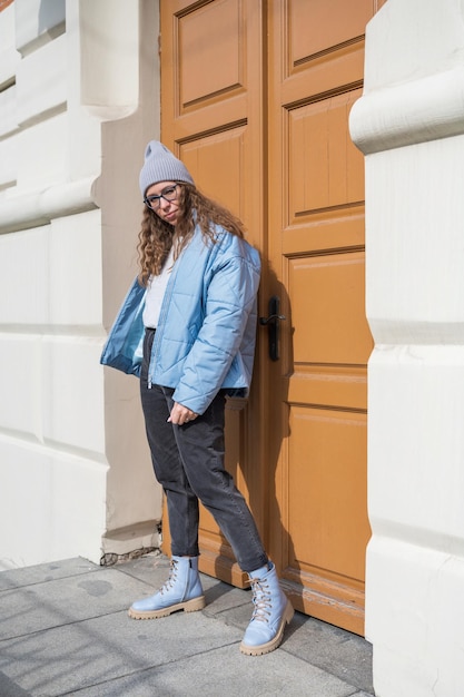 Photo portrait of young woman standing against wall