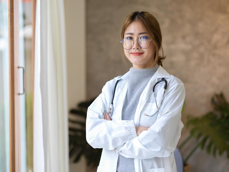 Photo 벽 에 대고 서 있는 젊은 여자 의 초상화