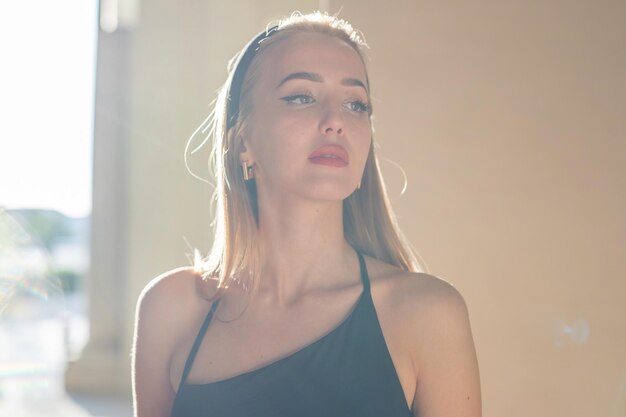 Photo portrait of young woman standing against wall