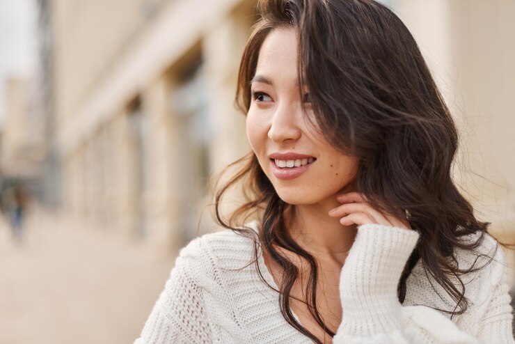 Photo 壁に立っている若い女性の肖像画