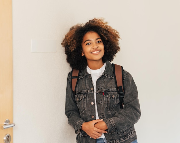 Photo portrait of young woman standing against wall