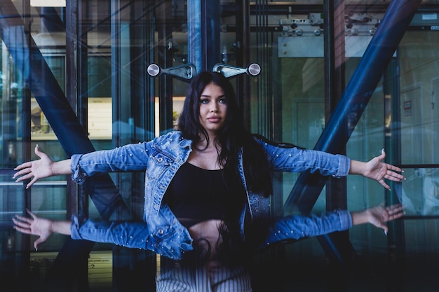 Photo portrait of young woman standing against wall