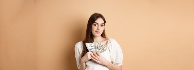 Photo portrait of young woman standing against wall