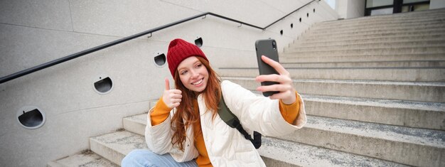 Photo portrait of young woman standing against wall