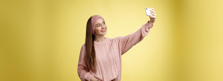 Фотография портрет молодой женщины, стоящей у стены