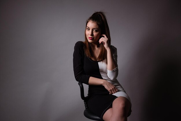 Photo portrait of young woman standing against wall