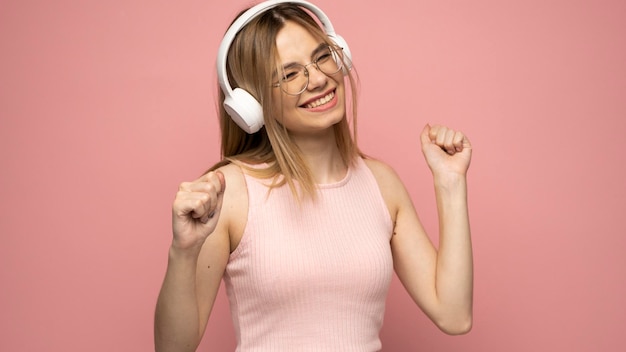 Photo portrait of young woman standing against wall