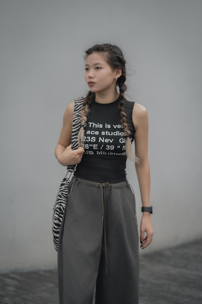 Photo portrait of young woman standing against wall