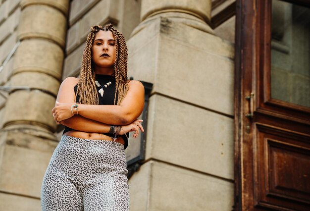 Photo portrait of  young woman standing against wall