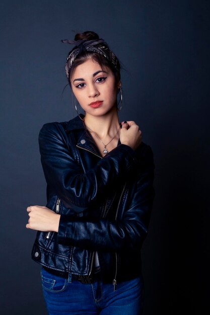 Photo portrait of young woman standing against wall