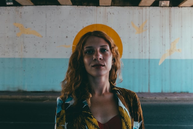 Photo portrait of young woman standing against wall