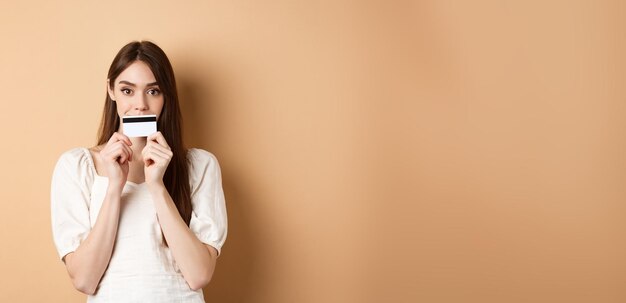 Photo portrait of young woman standing against wall