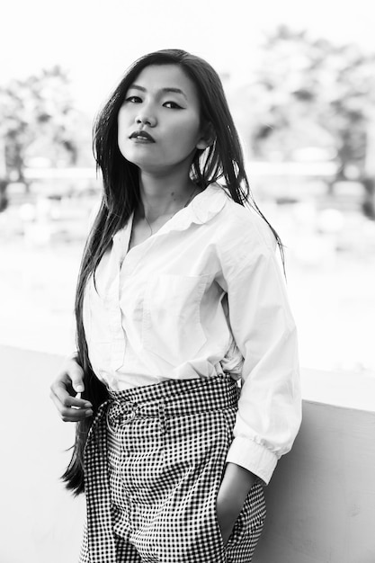 Photo portrait of young woman standing against wall