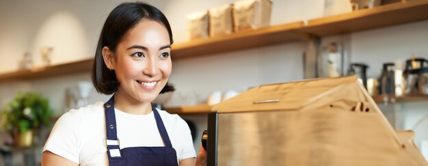 壁に立っている若い女性の肖像画