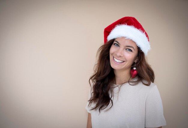 Photo portrait of young woman standing against wall