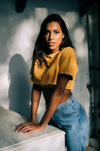 Photo portrait of young woman standing against wall