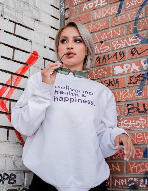 Photo portrait of young woman standing against wall