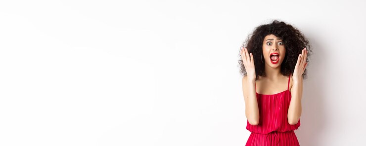 Photo portrait of young woman standing against white background
