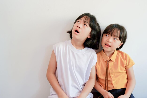  바탕 에 서 있는 젊은 여자 의 초상화